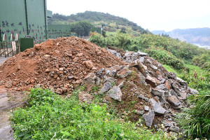 　東引燕秀醋廠舊址附近農田邊坡發現遭非法傾倒營建剩餘土石方，經揭露後，違規行為人允諾限期清除土石方，恢復原狀。（圖／文：陳其敏）
