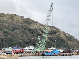 　白沙港「順利號」貨船19日下午在白沙外海進水半沉，經救援後拖回南碼頭進一步抽水搶修。（圖／文：陳鵬雄）