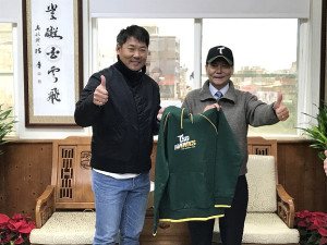 　中華職棒台鋼雄鷹隊教練黃甘霖拜會縣長王忠銘。（圖／文：吳嘉榮）