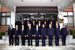 警政署長黃明昭19日抵馬至縣警局聽取選舉安全維護及查察工作簡報並頒發慰勉金,由局長張隆興代表接受。(圖:連江縣警察局)
