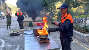 冬令期間用火及鍋爐機會大增,強化駐軍廚房安全及防火意識,消防局南竿分隊日前前往南竿守備大隊向官兵宣導用火安全及油鍋滅火操作。(圖:消防局)