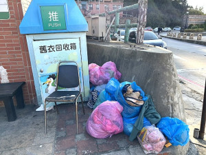 　正值冬裝換季，南竿傳出舊衣回收箱「爆箱」，就是回收舊衣太多，原先回收箱根本塞不下。（圖／文：曹重偉）