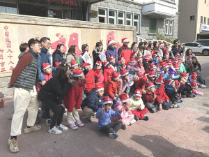 　介壽附幼小朋友前往縣府表達誠摯謝意，同時祝福大家聖誕節及新的一年平安喜樂。（圖／文：吳嘉榮）