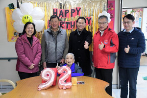 　南竿介壽村謝鶯金女士92歲生日，縣長王忠銘、會同鄉長林志東、衛福局長陳美金、院長張志華等前往護理之家為她祝壽。（圖／文：曹重偉）
