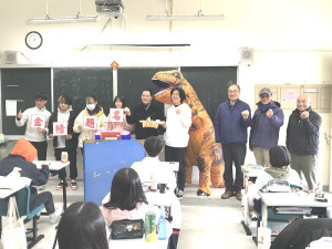 　縣長王忠銘致贈馬中高三學生粽子及美味包子，祝福學子金榜題名。（圖／文：吳嘉榮）