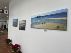 西莒候船室展出2023莒光海洋觀光年方塊海攝影比賽得獎作品,希望讓更多人看到方塊海的魅力。(圖/文:宋幸儒)