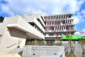 　東引鄉聯合辦公大樓24日下午舉行落成典禮，鄉公所、鄉代會歡迎鄉親到場共享建設成果，見證重要時刻。（圖／文：陳其敏）