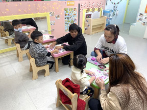 西莒社區公共托育家園迎接聖誕節,舉辦趣味搓湯圓活動,邀請議員、爸爸媽媽哥哥一起同樂。(圖/文:宋幸儒、西莒社區公共托育家園)