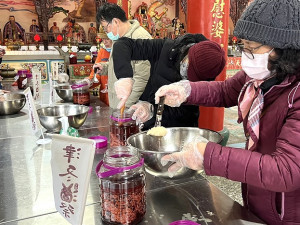 　津沙村津冬酒祭登場，體驗「酒中酒製作」，配合聖誕市集，村裡熱鬧滾滾。（圖／文：馮紹夫）