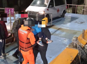 北竿男童22日晚間因頭部外傷,海巡隊緊急馳援協助後送南竿縣立醫院治療。(圖:馬祖海巡隊)