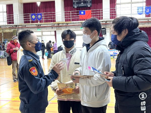 馬祖高中舉辦大學博覽會,20多個單位設展招生,提供學子未來就讀參考。(圖/文:馮紹夫)