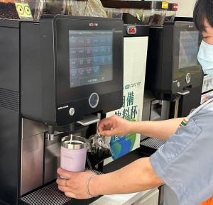 卡蹓杯將於12月31日暫停縣內借用服務,全面回收進行年末盤點與杯子檢修作業,環資局籲請民眾盡速辦理歸還作業。(圖:連江縣環資局)
