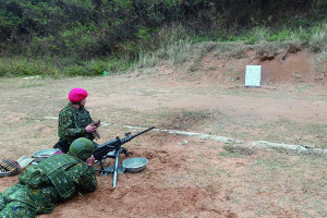 官兵實施50機槍射擊訓練。（圖：姜智傑）