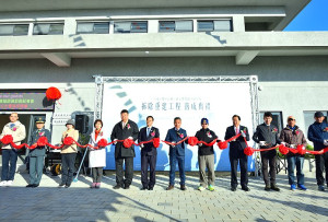 　東引鄉聯合辦公大樓舉行落成啟用典禮，行政院政務委員張景森、縣長王忠銘、立法委員陳雪生、議長張永江、內政部民政司專門委員劉立方、指揮官林主典少將等貴賓到場為新大樓剪綵揭幕，共同見證東引建設里程碑。（圖／文：陳其敏）