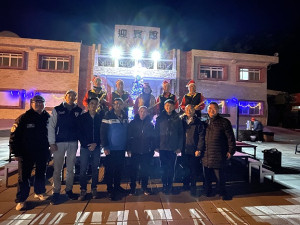 　北竿軍民各界為迎賓館前聖誕樹點燈，音樂演出為塘岐街頭帶來濃濃的耶誕味。（圖／文：陳鵬雄）