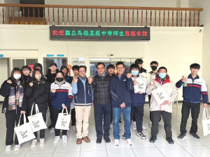 環境教育新世代,馬中學子參訪環資局廢棄物後端作業,局長陳忠義親自解說介紹,學子們對資源回收、垃圾轉運的成果留下深刻印象。(圖:連江縣環資局)