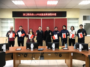 　縣府26日表揚112年創意提案共10案，由縣長王忠銘頒獎表揚。（圖／文：吳嘉榮）