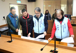 　第16任總統暨第11屆立委選舉選舉人名冊26日進行公告閱覽，主委張龍德在總幹事曾玉花等陪同下前往視察，提醒加強宣導及管理。（圖／文：曹重偉）