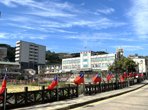迎接元旦,縣府民政處同仁利用公暇在縣府前蔬菜公園、主要道路及景點豎立起青天白日滿地紅國旗,路人都說讚。(圖/文:曹重偉)