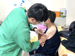 接種新冠疫苗獎勵措施將於12月底結束,縣立醫院27日是今年最後一診次的成人門診,吸引不少人前往接種,以軍中弟兄為主。(圖/文:曹重偉)