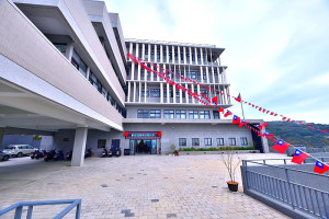　東引鄉聯合辦公大樓落成啟用，113年元旦升旗典禮將重返聯合辦公大樓前廣場舉行。（圖／文：陳其敏）