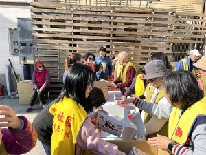 　慈濟慈善事業基金會與北竿衛生所舉辦寒冬送暖街頭暖心活動，各村民眾前往領取暖暖包。（圖／文：陳鵬雄）