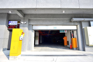 　東引鄉聯合辦公大樓停車場33個停車位，鄉公所規劃至少開放30個停車格出租，月租費暫訂500元，若採年繳可享8折優惠。（圖／文：陳其敏）