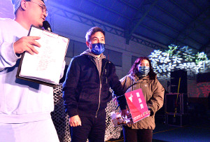　東引2024年跨年晚會在民眾活動中心歡樂登場，齊聲倒數迎新年後，進行最後壓軸的離島最大獎--機車獎抽獎。（圖：本報資料室）