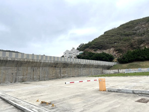 交旅局邀副議長林明揚、清水村長陳善安與自來水廠,會中研議勝利水庫下方停車空間配合停車需求將暫時開放提供鄉親停車。(圖:交旅局)