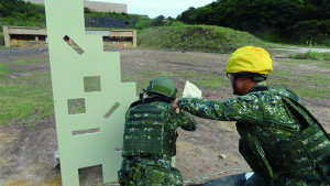 　變換姿勢再進行射擊。（圖：楊玖千）