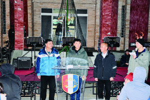 　大隊長、吳鄉長、王主席共同為聖誕樹點燈。（圖：何蕙圳）