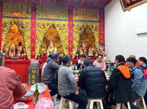 東莒社區發展協會跨年晚會辦在大坪福德宮內,聚餐與摸彩活動現場熱鬧不已。(圖/文:蔡夢玲)