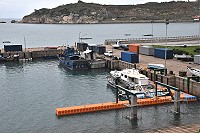 　東引漁船碼頭浮動平台增建18公尺，與原有浮筒組成L型海上平台，方便休閒觀光船與小型漁船停靠。（圖／文：陳其敏） 