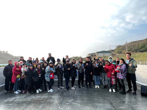 馬管處元旦舉辦大聲公比賽,遊客對著大海喊出新年願望,活動熱鬧有趣!(圖:馬管處)