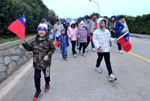 　東引113年元旦升旗暨健行活動在聯合辦公大樓廣場舉行，400多位軍民同迎新年第一道曙光，高唱國歌，向國旗敬禮，慶賀元旦新年。（圖／文：陳其敏）