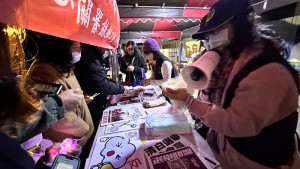 連江地檢署反賄選有終有始!在跨年晚會、元旦升旗典禮連續趕場宣導,民眾熱情掃描加入「連江地檢查賄專組」一對一檢舉專線QR CODE。(圖:地檢署)