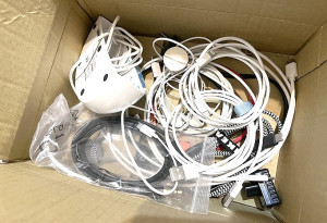 家裡堆放許多廢棄3C用品怎麼辦,環資局呼籲盡快進行回收,勿自行拆解並刪除個資,整台交由回收車人員,或在幸福資收站兌換點數。(圖/文:曹重偉)