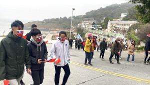 活力莒光,2024莒光元旦升旗健行活動,東、西莒同步舉行,鄉親起個大早迎接新的一年。 (圖/文:宋幸儒)
