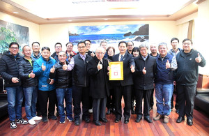 　肯定銘傳大學教授紀俊臣近20年對地方作育英才的貢獻，縣長王忠銘頒贈榮譽縣民證，多位銘傳在職專班歷屆學生到場陪同。（圖／文：曹重偉）