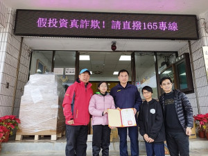 　金龍報喜送感恩，中正國中小前往公車處及南竿警察所表達感謝。（圖：中正國中小）