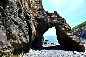 　西引島后澳海蝕拱門、海蝕洞地景，氣勢宏偉磅礡，是馬祖珍貴的自然資源。（圖／文：陳其敏）