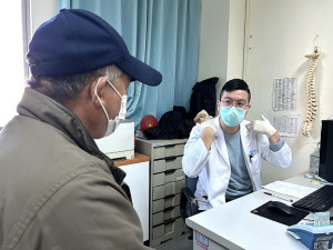 縣立醫院生力軍,首位復健科專科醫師陳志嘉返鄉服務,目前每週排定週一下午、週三上午、週四下午及週五下午4個診次。(圖/文:曹重偉)