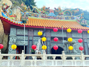 　東引天后宮、白馬尊王廟開始佈置懸掛彩燈，準備迎接歡樂新春的到來。（圖／文：陳其敏）