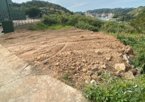 東引燕秀軍營附近農地遭濫倒營建廢棄土石,工務處表示,已處以行為人行政裁罰3000元,倘若未改善,將依規定持續處罰。(圖:摘自本報馬上處理)