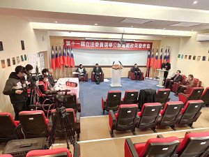 第11屆立法委員選舉公辦電視政見發表會5日在縣府舉辦,也是第二次以發問人提問及辯論方式進行,三位候選人都親自參加辯論。(圖/文:曹重偉)