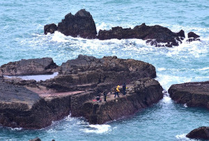 　冷氣團減弱，海上風浪趨緩，東引磯釣、船釣活動跟著升溫，西引島羅漢坪、后澳一帶岩礁與海上，都見得到釣友的蹤影。（圖／文：陳其敏）