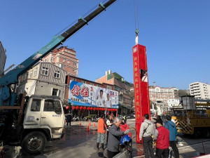 山隴白馬尊王廟管會6日上午搭建春節牌樓,民眾車輛往返請注意慢行。