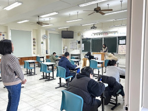 公務人員初等考試首設馬祖考區,本次有6人應試,到考率60%;考試委員周蓮香6日上午在試場人員陪同下巡視考場。(圖/文:馮紹夫)