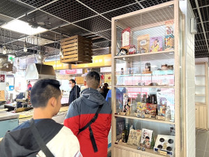 產發處在獅子市場2樓、酒廠大廳增設SBIR產品展示櫃,推廣馬祖特色好物。(圖/文:馮紹夫)