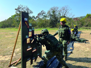 基礎應用鑑定射擊訓練。（圖：胡鐵耀）